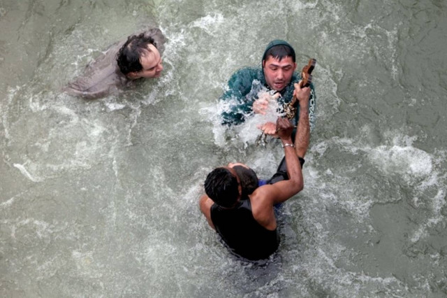Ανετράπη βάρκα με ιερέα κατά τη διάρκεια του αγιασμού!