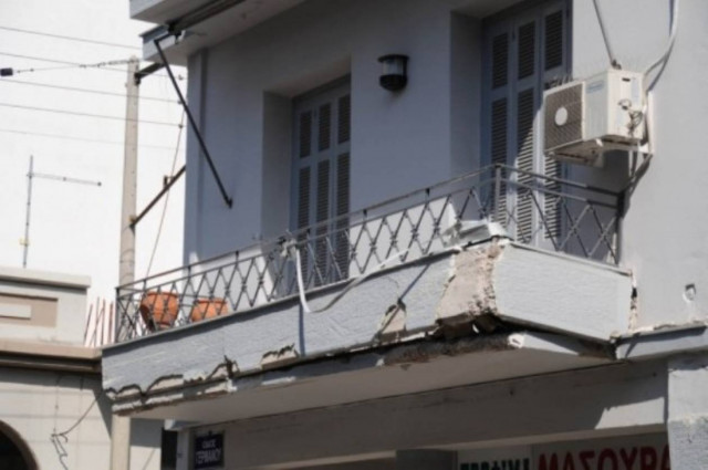 Ηράκλειο: Μπαλκόνι κρέμεται από μία... κλωστή