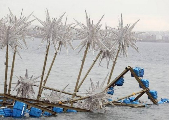 «Φτερά» έκανε το πλωτό Χριστουγεννιάτικο δέντρο της Θεσσαλονίκης
