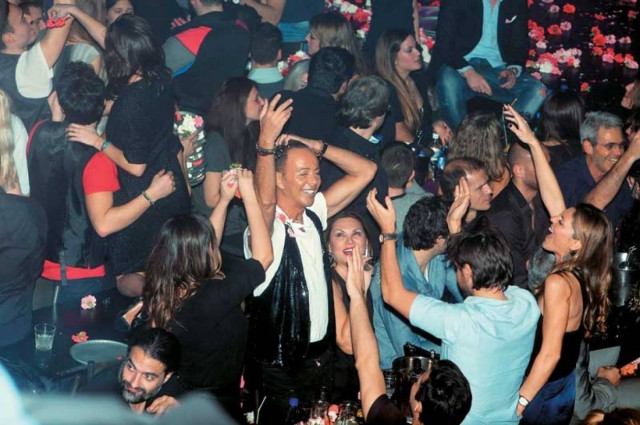 Εις υγείαν των κορόιδων γλεντούσε ο Γαβαλάς