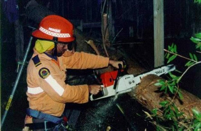 Αντί για ξύλα έκοψε το χέρι του…