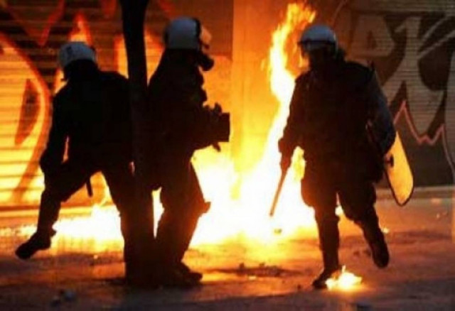 Μολότοφ στα ΜΑΤ έξω από τα γραφεία του ΠΑΣΟΚ