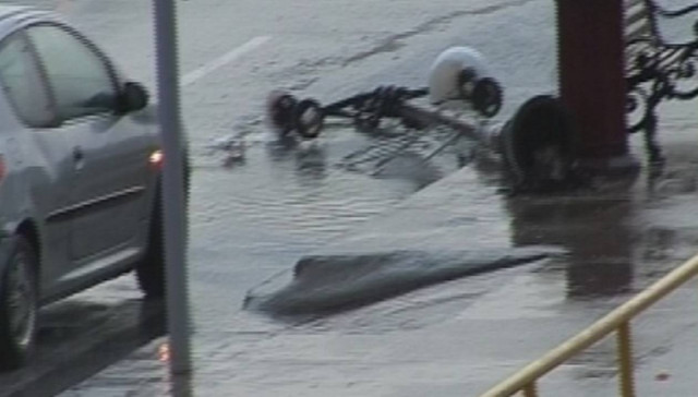 Λέσβος: Ο δυνατός αέρας «ξερίζωσε» κολώνα της ΔΕΗ!