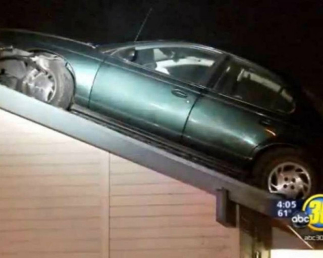 Αυτοκίνητο προσγειώθηκε σε στέγη σπιτιού!