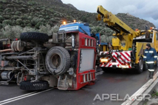 Λακωνία: Κινδύνεψαν πυροσβέστες σε τροχαίο