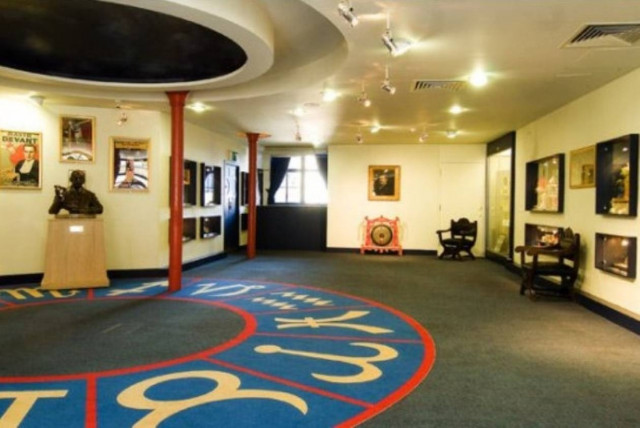 Ο πρίγκιπας Κάρολος είναι... μάγος!