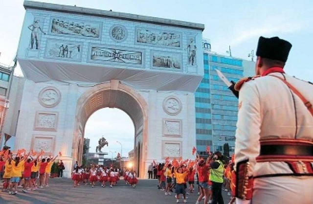 Εγκαινιάστηκε η «Αψίδα της Μακεδονίας» στα Σκόπια