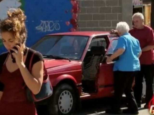 Μια γιαγιά «Ηρακλής» στήνει ξεκαρδιστική φάρσα!