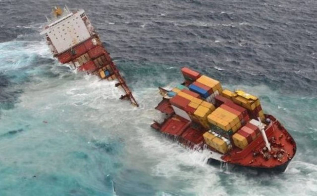 Βυθίζεται το πλοίο «Ρένα»