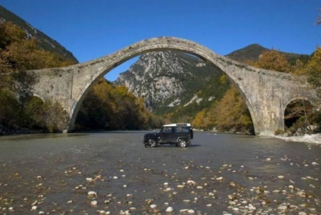 Τα βράχια του πλάκωσαν το τζιπ