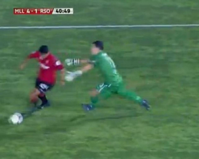 Τερματοφύλακας έκανε γκάφα από αυτές που δεν γίνονται!