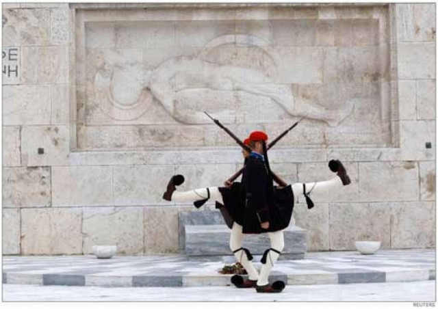 «Πόλεμος» για το ελληνικό χρέος