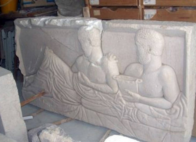 Εντοπίστηκε αρχαία πλάκα στη Σαντορίνη