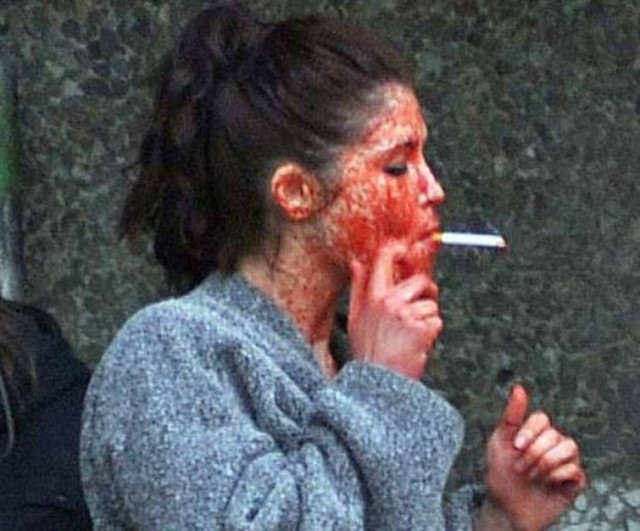 Για τσιγάρο με ματωμένο πρόσωπο