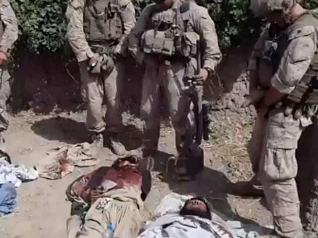 Αμερικανοί ουρούν στις σορούς Αφγανών