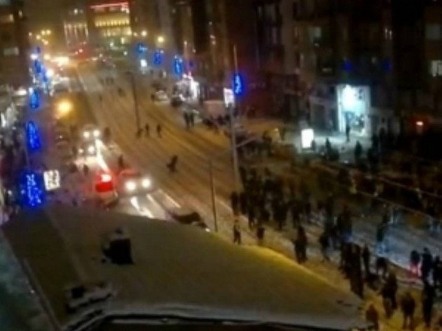 Οι φοιτητές πετούν στους αστυνομικούς... χιονόμπαλες!