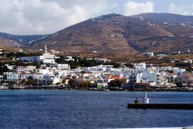 Αμάξι έπεσε σε στύλο στο λιμάνι της Τήνου