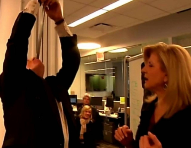 Τύπος που καταπίνει σπαθιά σόκαρε την Αριάνα Χάφινγκτον!