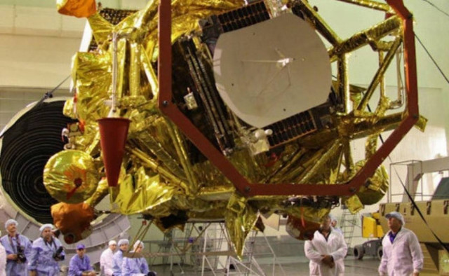 Ο μισός πλανήτης περιμένει τη συντριβή του Phobos-Grunt