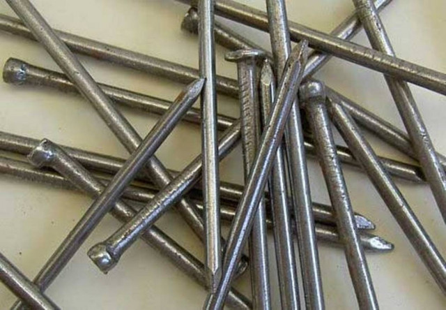 Έριξαν πρόκες και βίδες στο δρόμο για τους αστυνομικούς