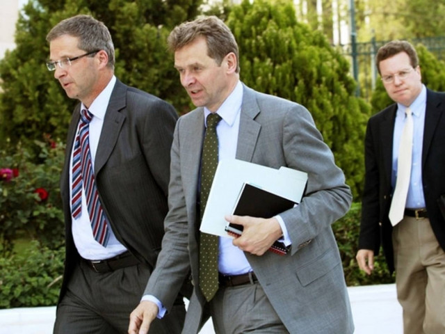 Πλαφόν σε δώρα και επιδόματα ετοιμάζει η τρόικα