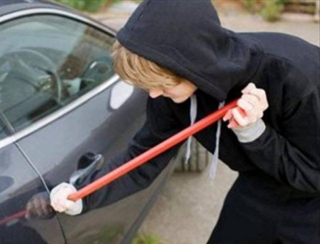 «Βουτούσαν» αυτοκίνητα στη Λιβαδειά