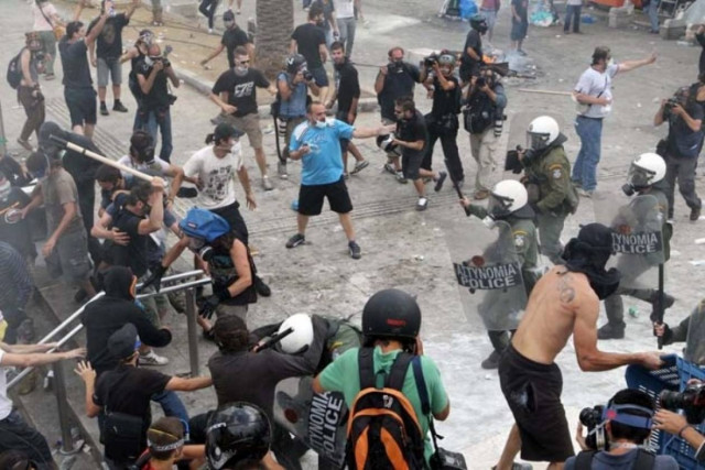 Άρπαξαν το όπλο αστυνομικού στο Σύνταγμα