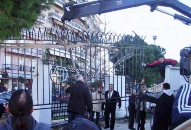 Γκρέμισαν τα κάγκελα του λιμανιού στην Πάτρα