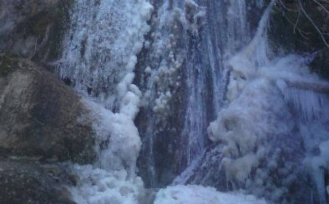 Πάγωσε ο καταρράκτης της Υπάτης