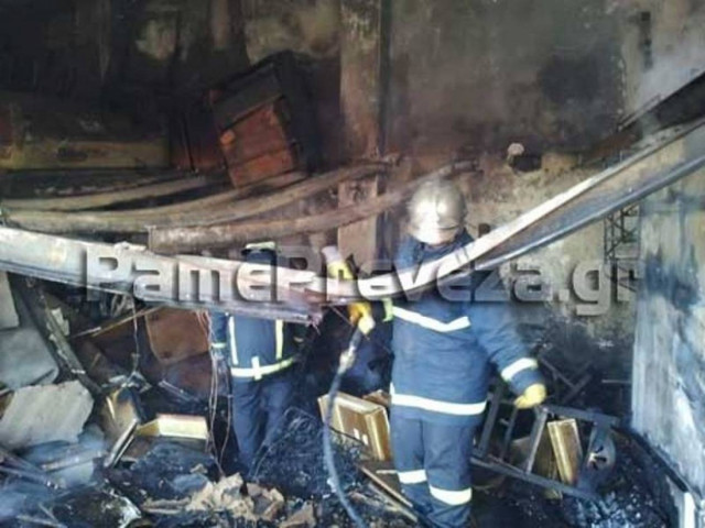 Πρέβεζα: Φωτιά σε εργοστάσιο επίπλων