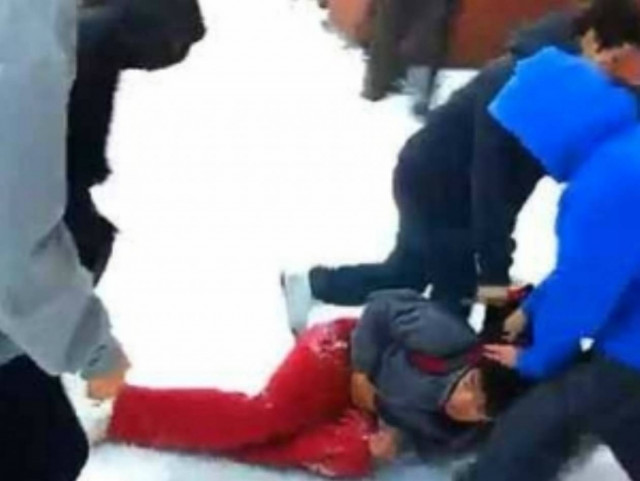 Ρατσιστική επίθεση με ανελέητο ξύλο από νεαρούς σε ανήλικο