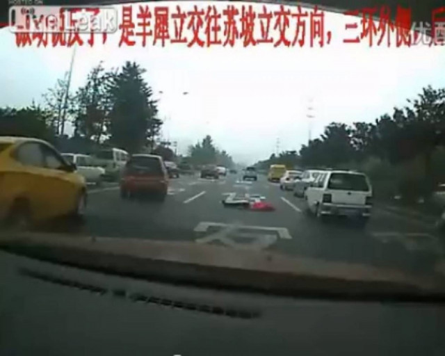 Αυτοκτόνησε πέφτοντας στον δρόμο και δεν σταμάτησε κανείς