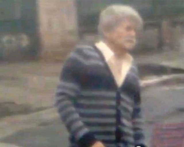 Τον χτύπησε κεραυνός και σηκώνεται άνετος!