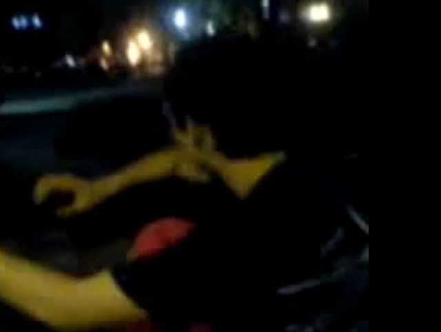 Μπήκε ελεγκτής και πήδηξαν από τα παράθυρα