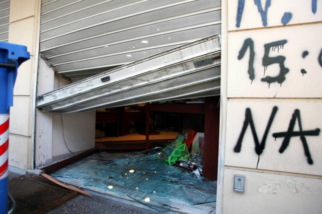 «Ξήλωσαν» τα ρολά κοσμηματοπωλείου