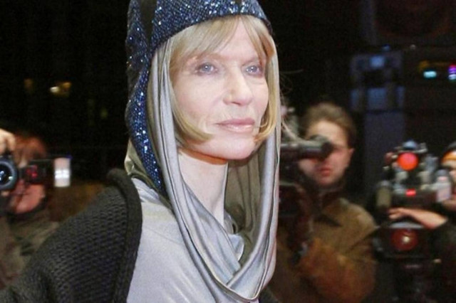 Στις πασαρέλες ξανά η 72χρονη Βερούσκα