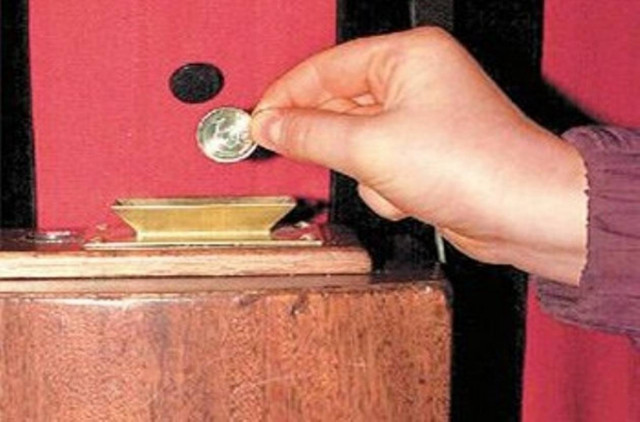 Έγιναν τσακωτοί την ώρα που έκλεβαν το παγκάρι!