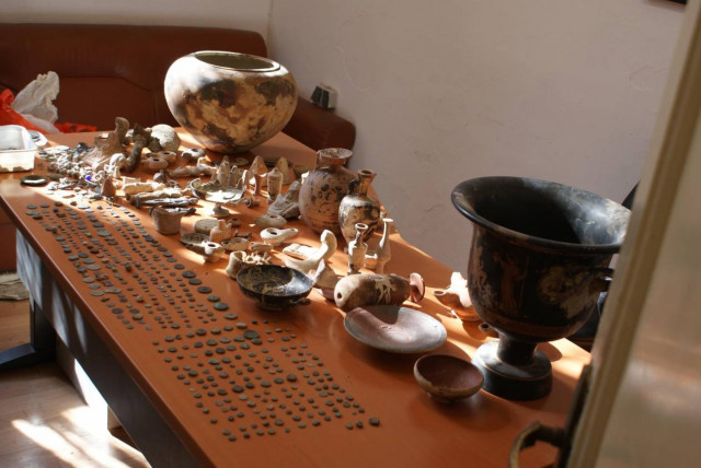 Ρόδος: Είχαν κρυμμένα σε πατάρι αρχαία αντικείμενα τεράστιας αξίας