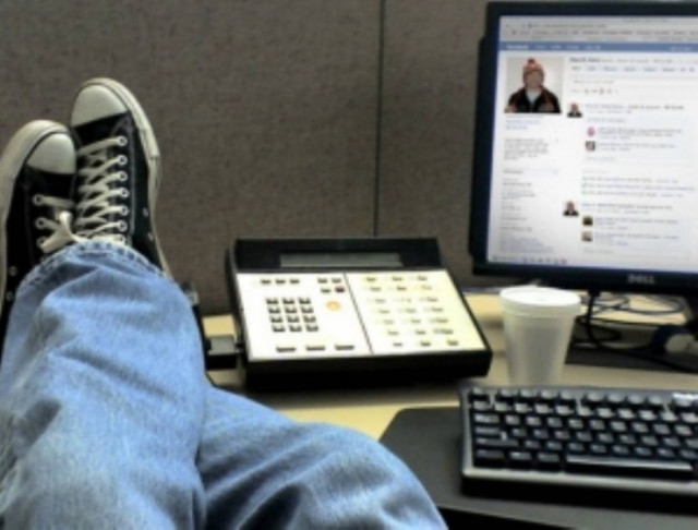 «Κολλημένοι» σε Facebook και Twitter εν ώρα εργασίας