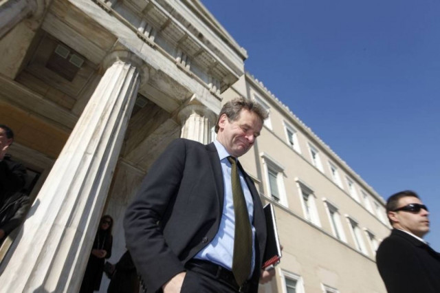 Αμετακίνητη η τρόικα στο θέμα του εργασιακού κόστους