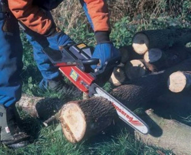 Έκανε επίθεση σε δημοτικούς αστυνομικούς με αλυσοπρίονο