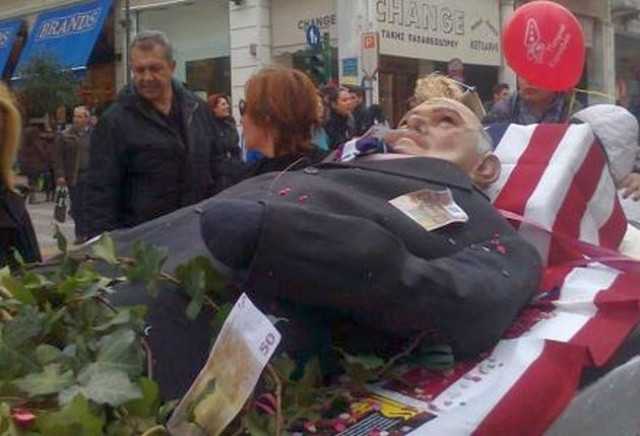 Οι Πατρινοί καρναβαλιστές «κήδευσαν» τον Γ. Παπανδρέου