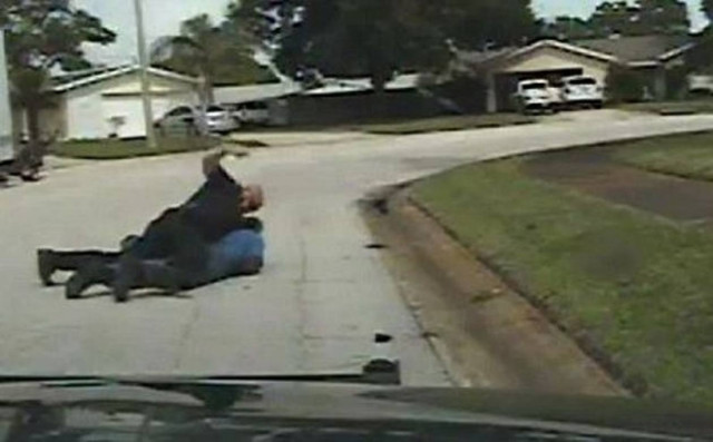 Αστυνομικός ξυλοκόπησε ηλικιωμένο με άνοια