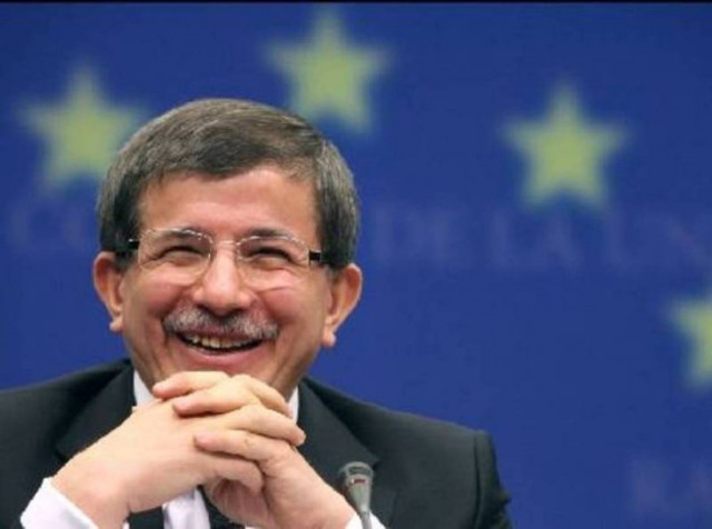 Με «μόνιμες» κυρώσεις απειλεί τη Γαλλία ο Νταβούτογλου