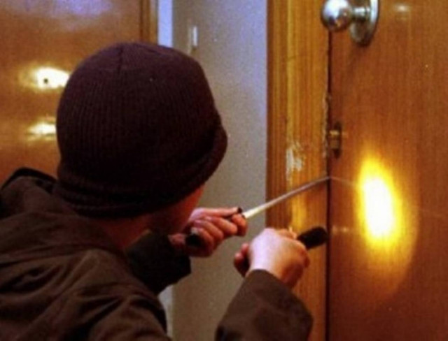 «Μπούκαραν», τους έδειραν και τους έκλεψαν…