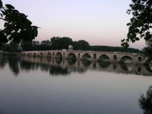 Τσούζουν… κάποιους ο φράκτης και η τάφρος στον ‘Εβρο…