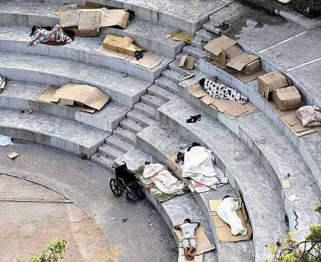 Συγκλονιστική φωτογραφία από την πλατεία Κουμουνδούρου…