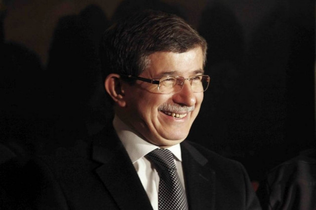 Ο Νταβούτογλου ακύρωσε το ταξίδι στις Βρυξέλλες λόγω Γαλλίας