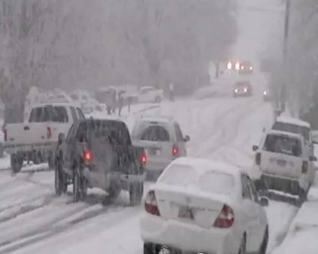 Αυτοκίνητα γίνονται… συγκρουόμενα σε χιονοθύελλα!