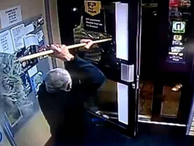 Έδιωξε τον ληστή με την...σφουγγαρίστρα